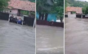 Femeie salvată de vecini în ultimul moment de furia apelor, în Sânbenedic