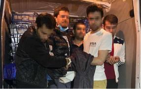 Șoferul român care îi ajuta pe migranți, cercetat pentru trafic