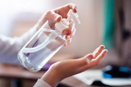 Trei oameni au murit, iar altul a orbit după ce au băut dezinfectant de mâini