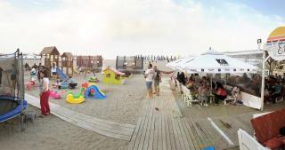 Terasă pe plajă lângă un loc de joacă pentru copii