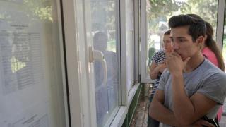 Elev privește tabelul cu rezultate la Bacalaureat