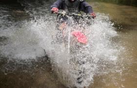 Un tânăr care conducea o motocicletă în poligon a plonjat în pârâul Craica, dus de urgenţă la spital