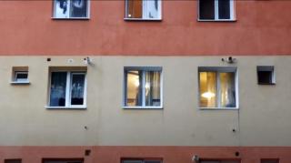 Un tânăr din Suceava şi-a pus capăt vieţii. Vecinii l-au văzut prin geam şi au sunat la 112 (Video)