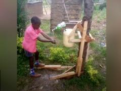 Stephen Wamukota a construit mașina de spălat pe mâini cu pedale