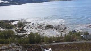 Case aruncate în mare de alunecarea de teren