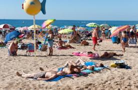 Guvernul a ridicat restricţiile pentru accesul la plajă, pe litoral, dar rămân regulile pentru distanţare socială