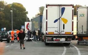 Doi șoferi români de TIR, prinși când furau motorina colegilor camionagii. Goleau rezervoarele cu o pompă electrică