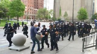 Doi poliţişti, filmaţi cum trântesc la pământ un bătrân, în Buffalo