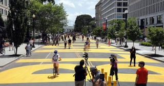 Americanii au scris cu vopsea BLACK LIVES MATTER pe șoseaua care duce direct spre Casa Albă