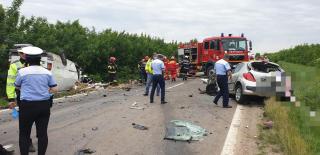 Accident mortal la Vităneşti. Trei oameni au murit, după ce o maşină a ieşit din coloană şi s-a lovit frontal cu o dubiţă (Video)