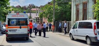 Bătaie generală pe o stradă din Dej, după o șicanare în trafic. Două persoane au ajuns la spital