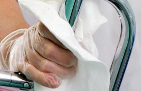 Suprafețele necurățate pot contribui rapid la răspândirea virusului într-un spital