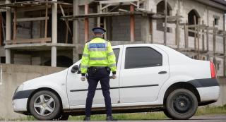 Un șofer oprit în trafic a luat la bătaie un polițist, apoi a fugit. Agresorul a fost arestat pentru 30 de zile