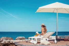 O tânără din Buzău s-a dus direct la o agenție de turism, după ce a găsit un card în bancomat