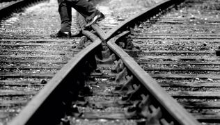 Botoșăneanul care și-a înjunghiat fosta iubită, la Albești, s-a aruncat în fața trenului