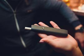 Produs IQOS în mâna unei femei
