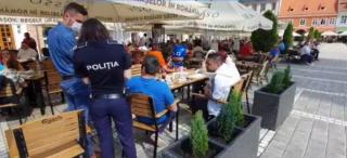 O femeie a tușit spre polițiști, apoi le-a spus că are Covid-19, în Brașov