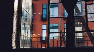 Românul s-a prăbușit de la balcon, după o ceartă cu un alt român