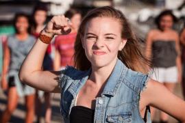 Intervenţie a poliţiştilor după ce o tânără geloasă i-a spart un pahar în cap fostului iubit, văzându-l la o terasă