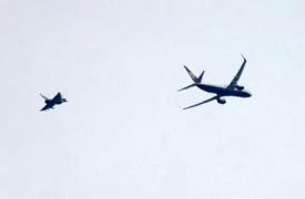 Avion Ryanair escortat de avioane de luptă