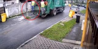 Angajat de la salubrizare, aproape strivit de stâlp cu mașina de gunoi de colegul șofer (Video)
