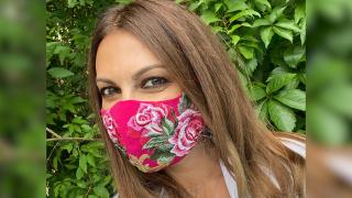 Femeie cu mască de protecție