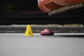 O fetiță de 1 an și 11 luni, din Orăștie, s-a lovit de o mașină și a murit