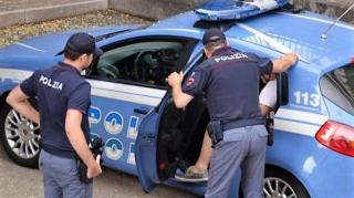 Un român beat din Italia s-a dezbrăcat, apoi s-a ușurat în plină stradă, în fața trecătorilor
