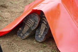 Bărbat găsit mort în curtea casei de propriul fiu. Era dezbrăcat și ars de soare