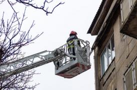 Un copil de doi ani și-a încuiat mama pe balcon și s-a uitat liniștit la TV până au venit pompierii