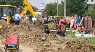 Nenorocire în Dâmbovița, trei muncitori au fost prinși sub un mal de pământ (Video)