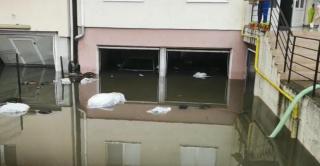 Mașini sub apă la Alba Iulia, subsolurile blocurilor au fost inundate în urma ploilor torențiale (Video)