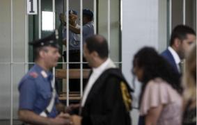 O româncă de 17 ani a aprins conflictul dintre cei doi