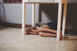 Copil de 9 ani din Dej, în comă. Medicii l-au găsit acoperit de muște și viermi