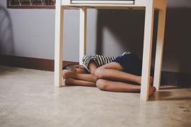 Mama din Dej, al cărei copil a fost găsit de medici acoperit de viermi și muște, a fost arestată