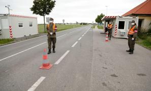 Grăniceri la granița cu Austria