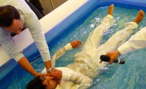 Botez cu 250 de persoane la o Biserică Penticostală, oprit de poliție. Au fost date 146 de amenzi