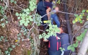 Un bărbat a încercat să plonjeze cu maşina în gol, de pe stânci, lângă Mănăstirea Arnota din Vâlcea