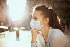 Măștile devin obligatorii în Argeș inclusiv în spațiile deschise, unde sunt mai mult de 2 persoane