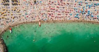 Guvernul a renunțat la distanțarea pe plajă. Raed Arafat: Propunerea avea logica ei