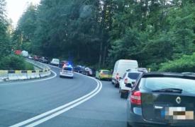 Accident cu victime pe drumul spre Predeal, o mașină a intrat pe contrasens și s-a izbit de un cap de pod