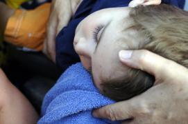 Băiețel de 5 ani dat dispărut de părinți și căutat de zeci de polițiști și voluntari, găsit dormind în mașina tatălui său