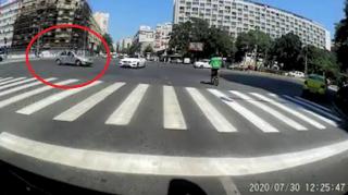 Momentul în care un șofer evită milimetric un biciclist, apoi spulberă două mașini parcate, pe Ștefan cel Mare (Video)