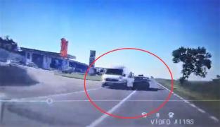 Șoferul unui Mercedes a fost la un pas să provoace o tragedie, după o depășire neregulamentară