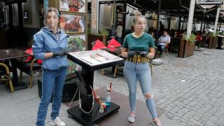 Două tinere în faţa unui restaurant din Centrul Vechi