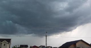 Informarea meteo de ploi și vijelii intră în vigoare luni, la ora 10.00