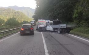 Ambulanţă în misiune spulberată de un şofer neatent. Victime multiple, persoane încarcerate