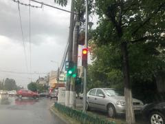 Semafor verde şi roşu, în acelaşi timp, într-o intersecție din Ploiești. Şoferii au rămas mască