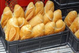 Pâine caldă oferită gratis la Huși, după ce un necunoscut a cumpărat-o pe toată şi le-a spus vânzătorilor să o dea fără bani