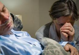 Bunici călcaţi în picioare de propriul nepot, după ce bătrânii l-au crescut cu greu, de mic